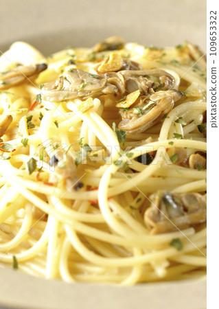 Vongole Bianco 的特寫，裡面有許多蛤、紅辣椒、義大利歐芹和蒜片 109653322