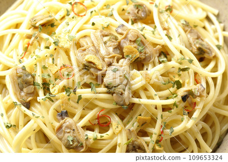 Vongole Bianco 的特寫，裡面有許多蛤、紅辣椒、義大利歐芹和蒜片 109653324