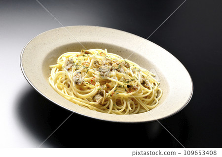 Vongole Bianco,有大量蛤蜊、紅辣椒、義大利歐芹和大蒜片,在黑色背景下拍攝 Vongole Bianco,有大量蛤蜊、紅辣椒、義大利歐芹和大蒜片,在黑色背景下拍攝 109653408