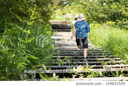children running on mountain path 109653509