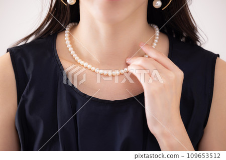Parts cut: Neck of a woman wearing a pearl necklace Parts cut: Neck of a woman wearing a pearl necklace 109653512