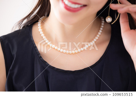 Parts cut: Neck of a woman wearing a pearl necklace Parts cut: Neck of a woman wearing a pearl necklace 109653515