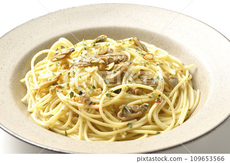 Vongole Bianco,有大量蛤蜊、紅辣椒、義大利歐芹和大蒜片,在白色背景下拍攝 Vongole Bianco,有大量蛤蜊、紅辣椒、義大利歐芹和大蒜片,在白色背景下拍攝 109653566