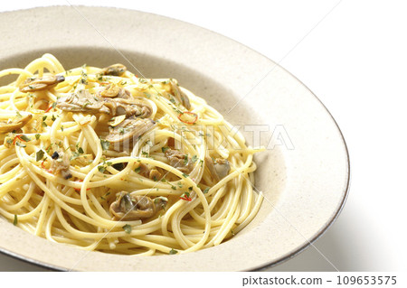 Vongole Bianco，有大量蛤蜊、紅辣椒、義大利歐芹和大蒜片，在白色背景下拍攝 109653575