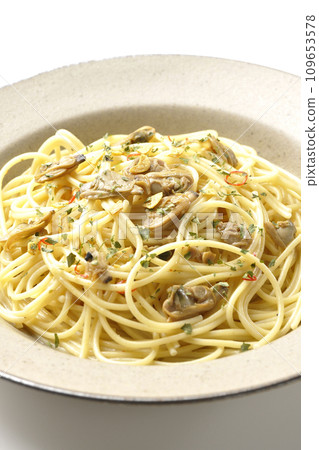 Vongole Bianco,有大量蛤蜊、紅辣椒、義大利歐芹和大蒜片,在白色背景下拍攝 Vongole Bianco,有大量蛤蜊、紅辣椒、義大利歐芹和大蒜片,在白色背景下拍攝 109653578