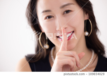 一個女人在嘴前擺姿勢的肖像 109654029