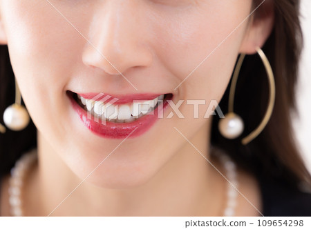 切割部位:盛裝女人的嘴 切割部位:盛裝女人的嘴 109654298