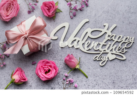Gift box and beautiful roses Gift box and beautiful roses 109654592