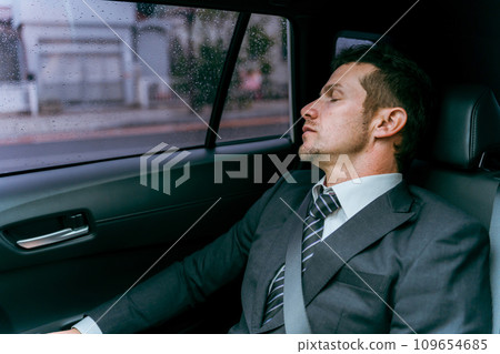 睡在計程車裡的西方商人 109654685