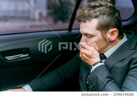 搭乘計程車的西方商人(擔心、困擾、悲傷) 搭乘計程車的西方商人(擔心、困擾、悲傷) 109654686