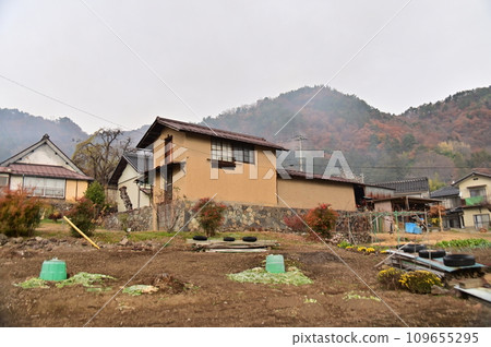 有建在石牆上的倉庫的鄉村 109655295