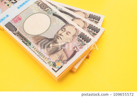 100萬日圓鈔票呈扇形展開 300萬日圓黃色背景 109655572
