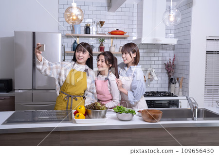 三個好朋友在廚房拍照 三個好朋友在廚房拍照 109656430