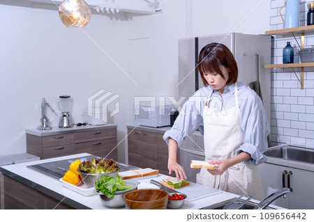 在廚房裡做三明治的女人 在廚房裡做三明治的女人 109656442