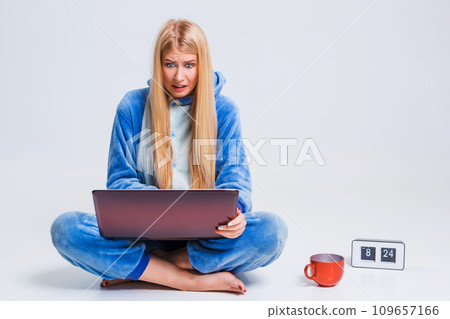 girl in pajamas with a laptop 109657166