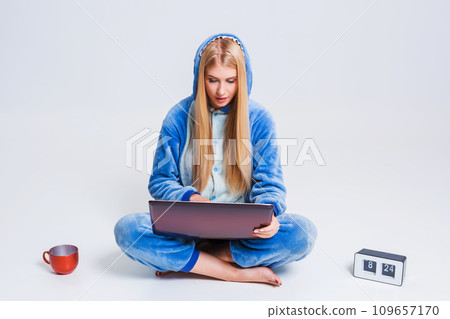 girl in pajamas with a laptop 109657170