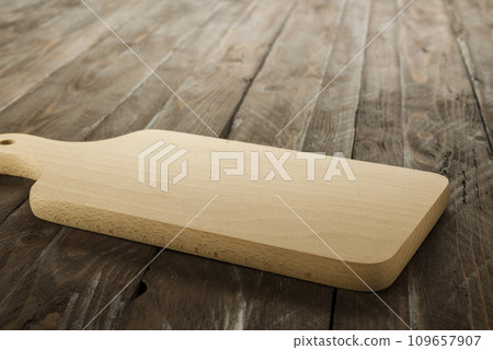 Wooden cutting board 109657907
