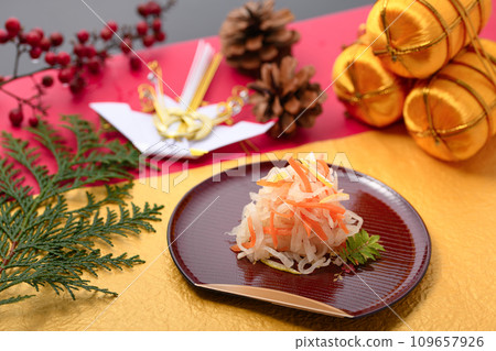 I am red and white. 109657926