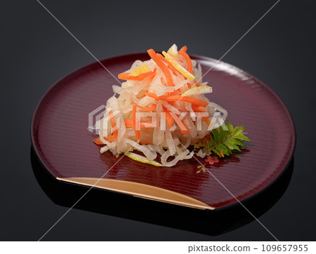 I am red and white. 109657955