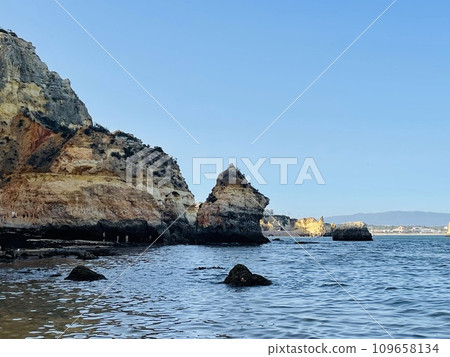 Rocky coastline of Praia do Camilo beach of Algarve. 109658134