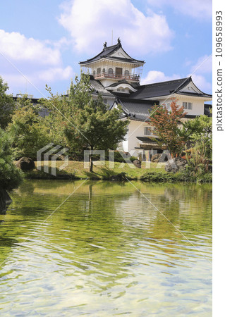 富山:日本庭園對面的富山城 富山:日本庭園對面的富山城 109658993