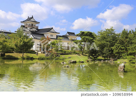 Toyama: Toyama Castle across the Japanese garden 109658994