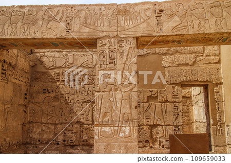 拉美西斯三世太平間神殿的淺浮雕 [埃及盧克索] 109659033
