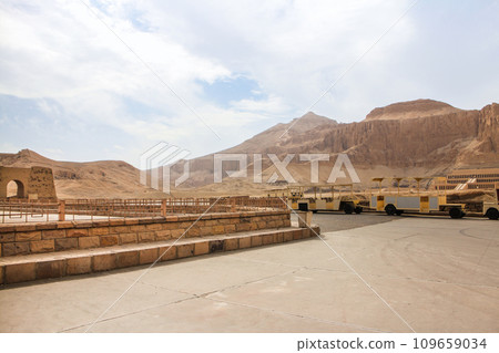 哈特謝普蘇特女王太平間寺廟周圍的風景[埃及盧克索] 109659034