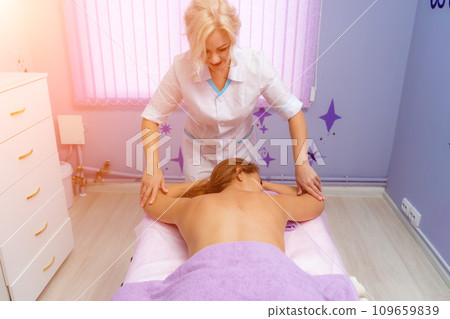 Top view of hands massaging female abdomen.Therapist applying pressure on belly. Woman receiving massage at spa salon Top view of hands massaging female abdomen.Therapist applying pressure on belly. Woman receiving massage at spa salon 109659839