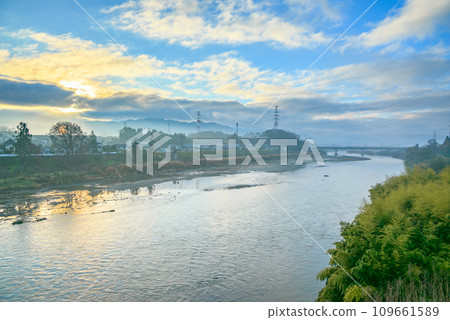 View of Chikuma River and sunrise from Tachigahanabashi Bridge [Left bank, Nakano City: Right bank, Nagano City] 109661589