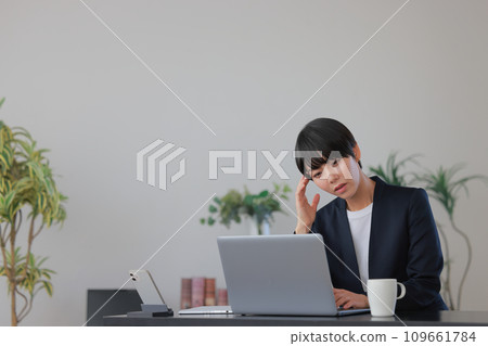 Unwell business woman 1 109661784