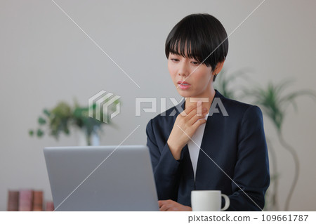 Business woman feeling throat pain 1 109661787