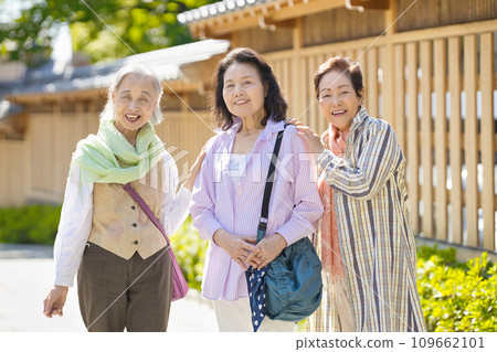 Senior women who enjoy sightseeing 109662101