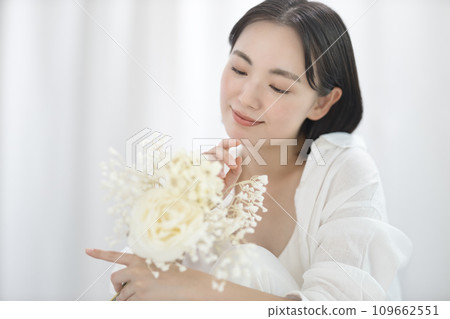 young woman with white bouquet 109662551