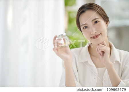 女人在客廳喝補充劑 109662579