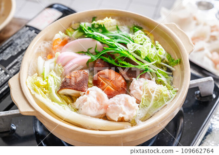 煮雞肉丸子火鍋 煮雞肉丸子火鍋 109662764