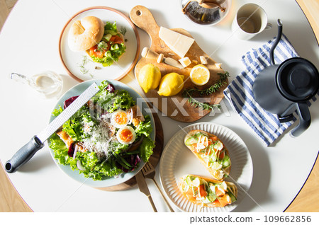 餐桌上的時尚菜餚 餐桌上的時尚菜餚 109662856