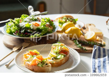 餐桌上的時尚菜餚 餐桌上的時尚菜餚 109662859