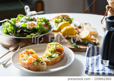 餐桌上的時尚菜餚 餐桌上的時尚菜餚 109662860