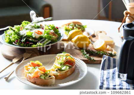 Fashionable dishes on the table 109662861