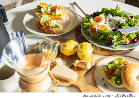 Fashionable dishes on the table 109662865
