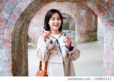 A young woman sightseeing in Kyoto smartphone 109663514