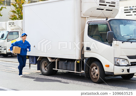 銷售司機提著行李跑 109663525