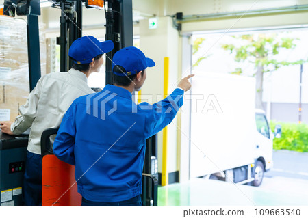 操作鏟車的工作者 109663540