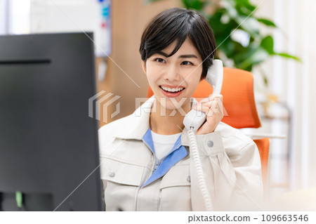 員工在辦公室接聽電話 員工在辦公室接聽電話 109663546