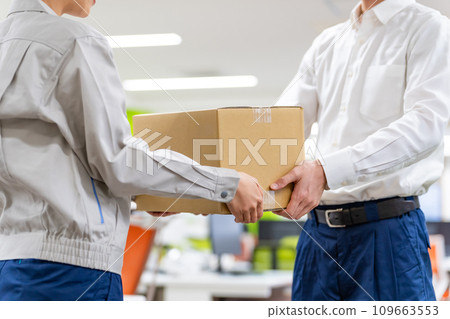 運送行李的工人 109663553