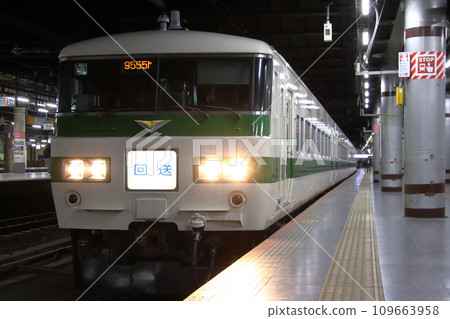 185 series Shinkansen relay color parked at Ueno Station horizon platform 109663958