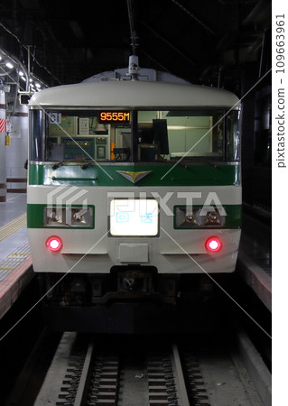 185 series Shinkansen relay color parked at Ueno Station horizon platform 109663961