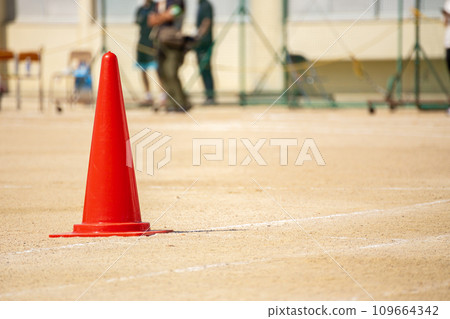 Colored cones on the corner of the track at a sports day 109664342