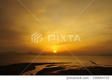Ariake Sea sunrise scene 109664720